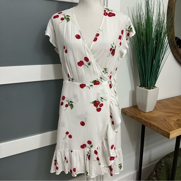 RAILS Koreen Short Sleeve Wrap Dress SZ Medium White Cherry Bloom Date Night EUC - Picture 1 of 10